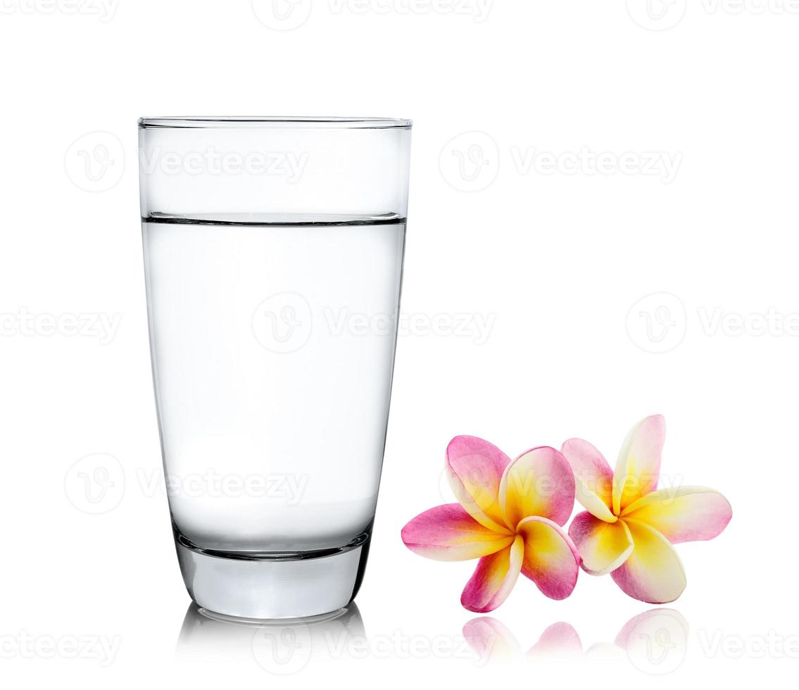 Vaso de agua y sandía aislado sobre fondo blanco. foto