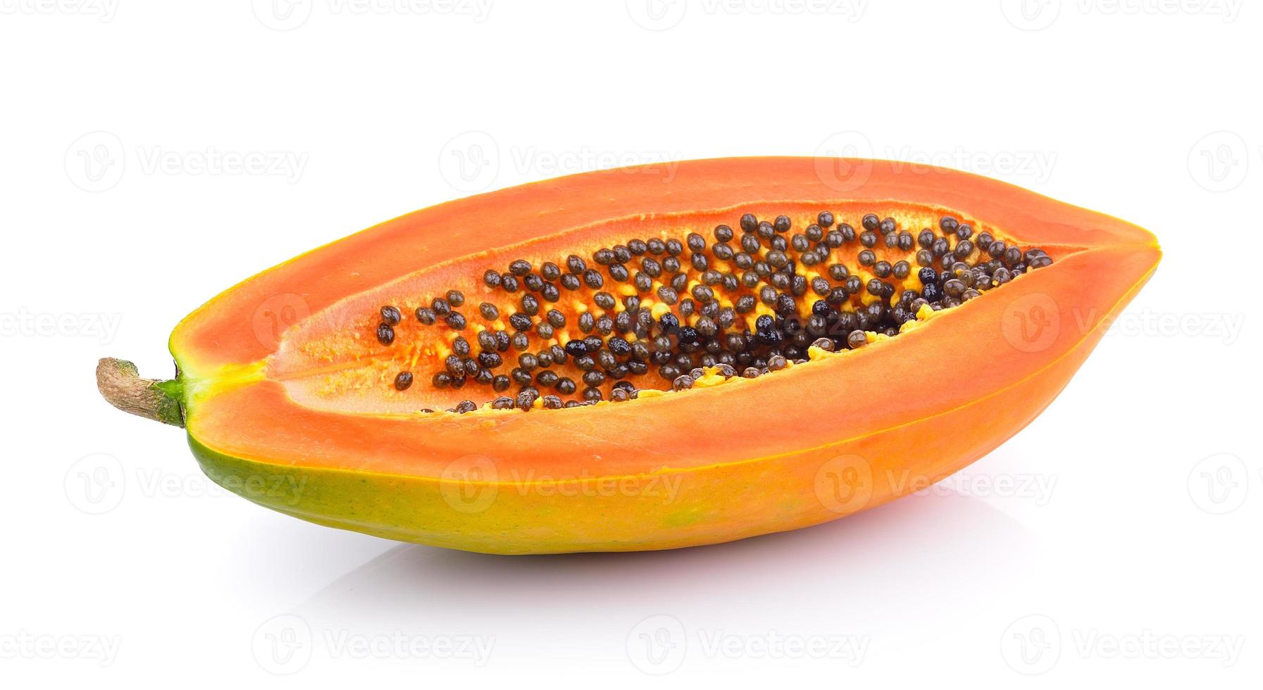 rodaja de papaya sobre fondo blanco foto