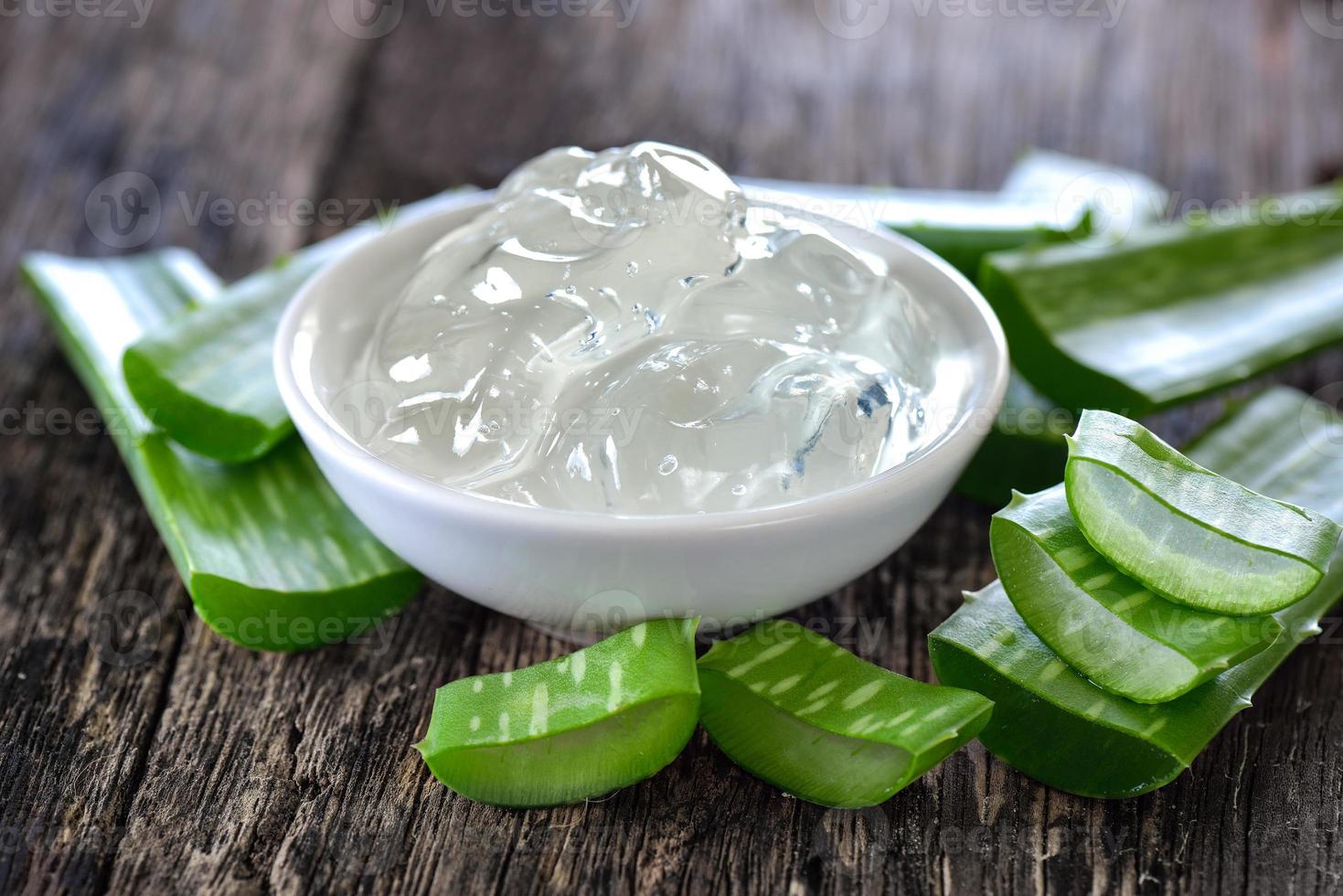 Gel de aloe vera en un tazón con mesa de madera foto