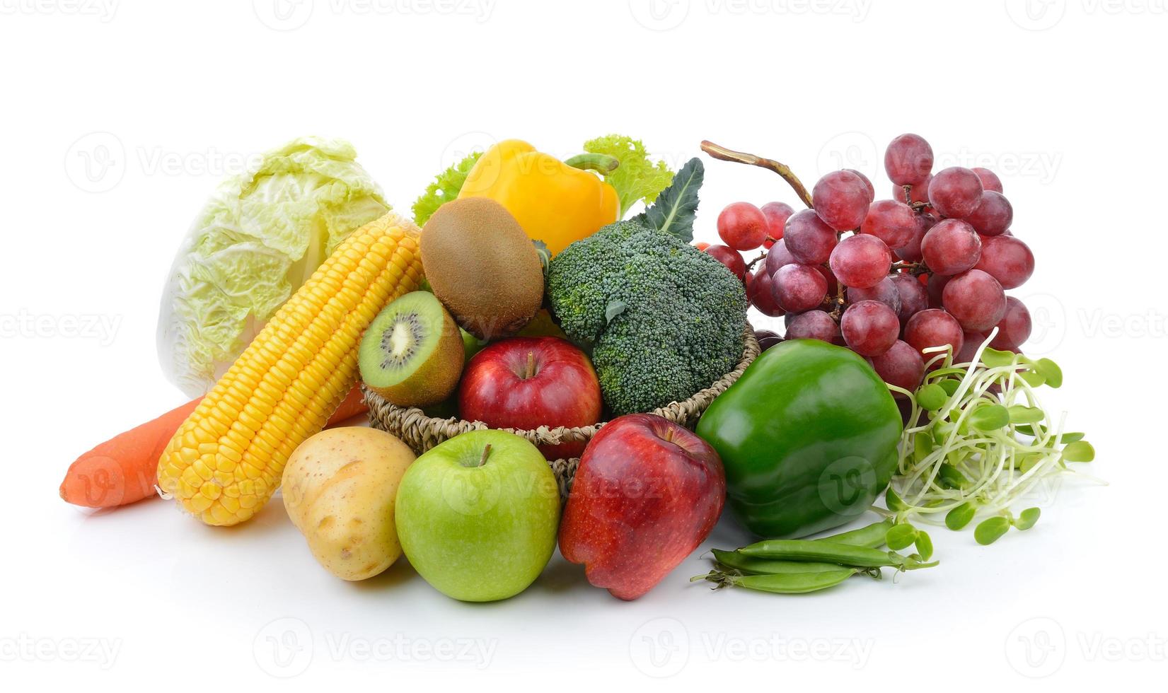 verduras y frutas sobre fondo blanco foto