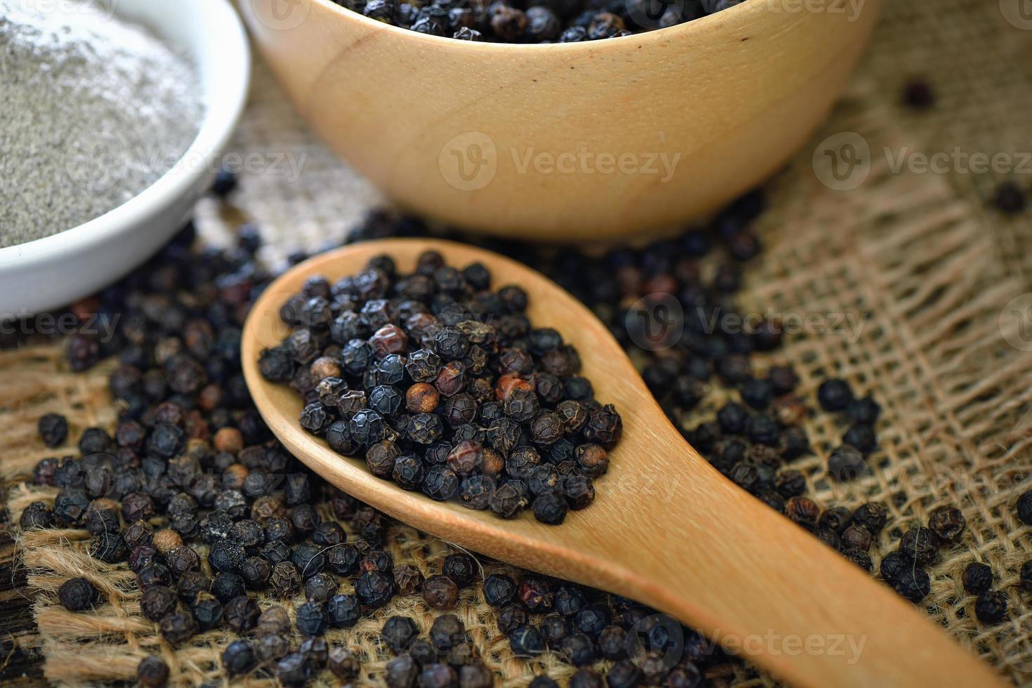 polvo de pimienta negra en la mesa foto