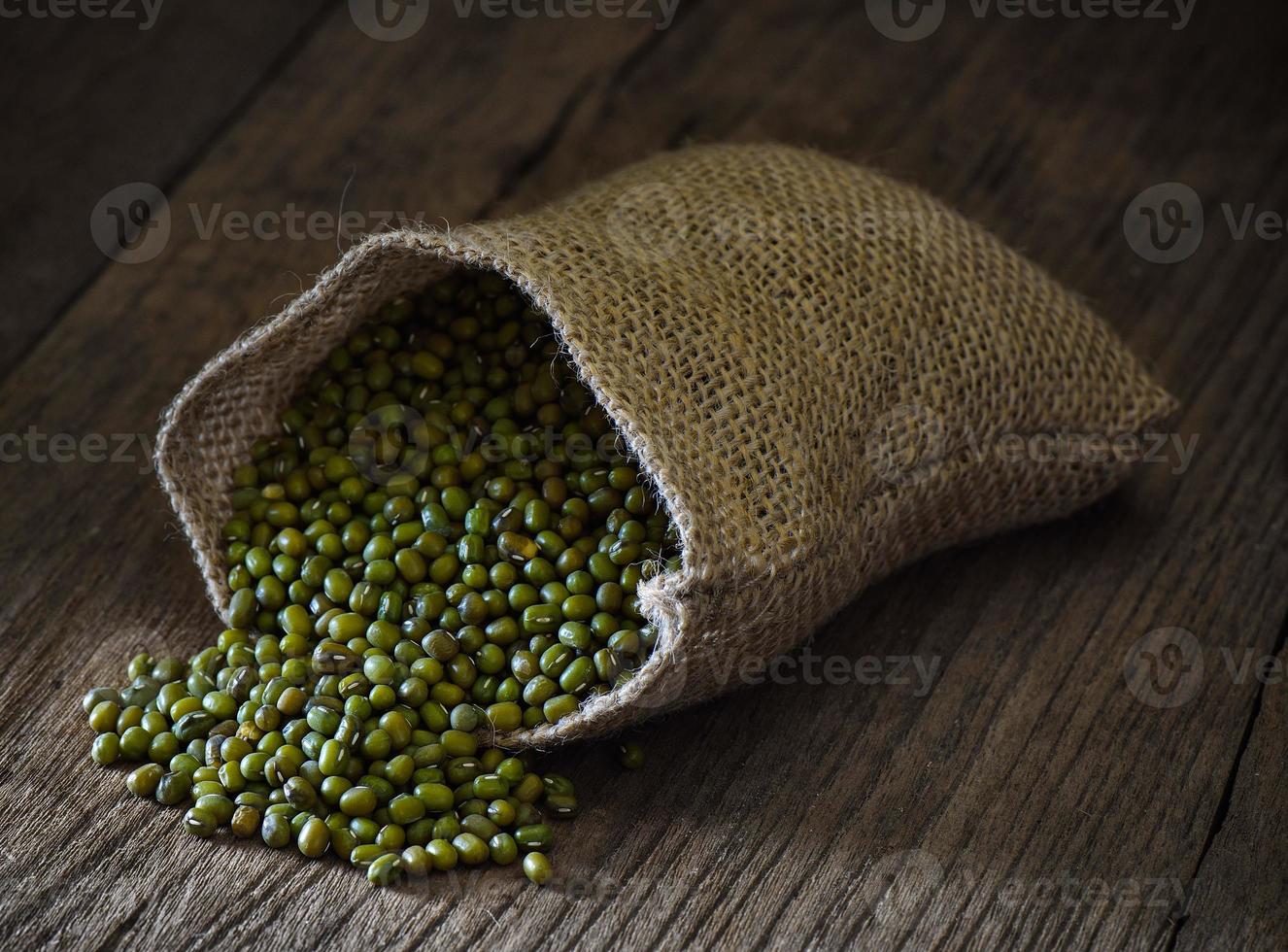 Gramo verde o frijol mungo en sacos en la mesa foto