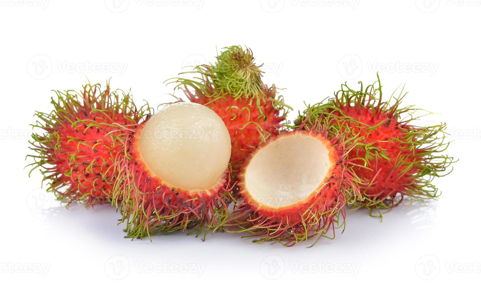 rambután sobre fondo blanco foto