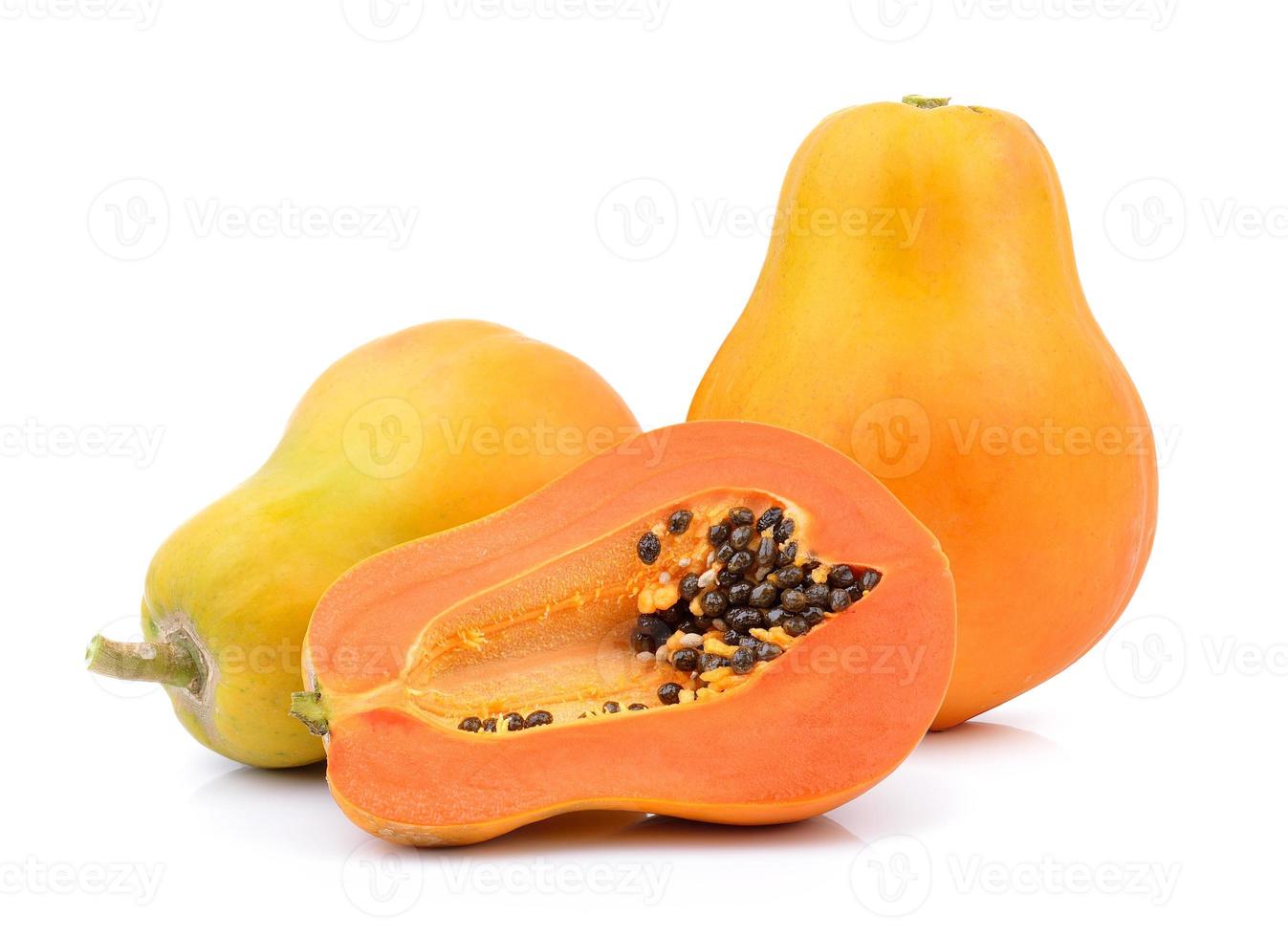 papaya madura sobre fondo blanco foto