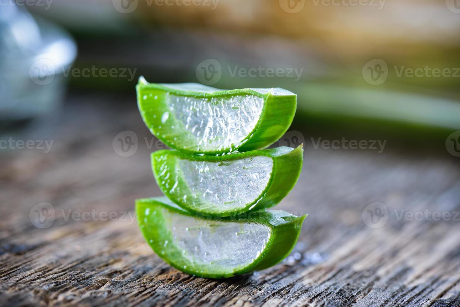 hojas de aloe vera sobre fondo de madera foto