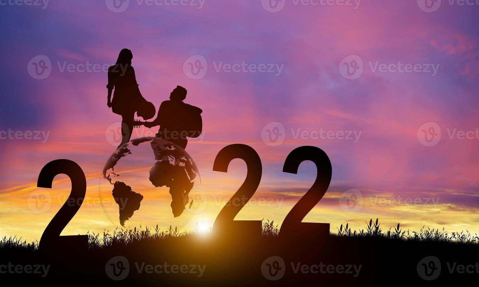 feliz año nuevo 2022 en silueta para pareja o pareja. foto