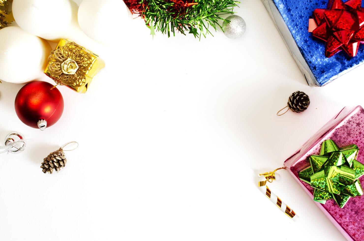 Marco de Navidad con bola roja y decoración de caja de regalo sobre fondos blancos foto