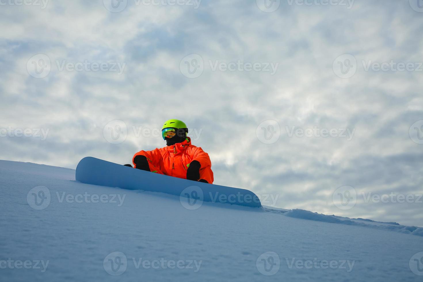 snowboarder en el fondo de la puesta del sol foto