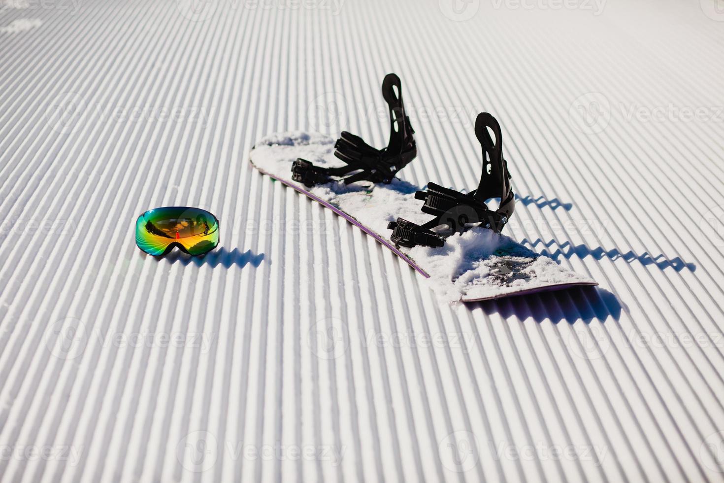 Equipo para hacer snowboard en una nueva nieve preparada. foto