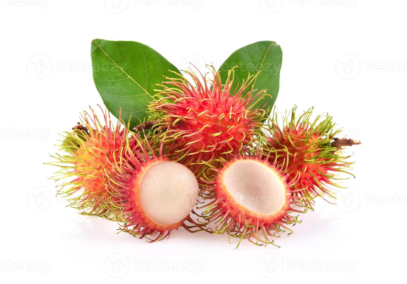 Rambután aislado sobre fondo blanco. foto