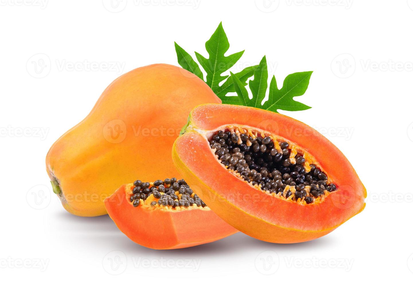 Papaya madura con hojas sobre fondo blanco. foto