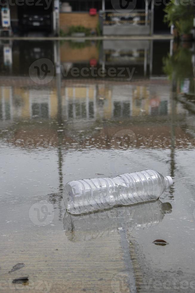 botellas de plástico flotantes inundaron las calles del pueblo. foto