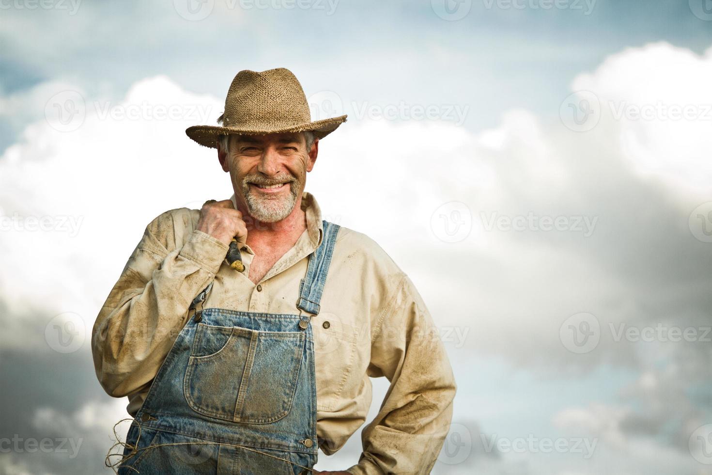 Granjero de 1930 sonriendo a la cámara foto