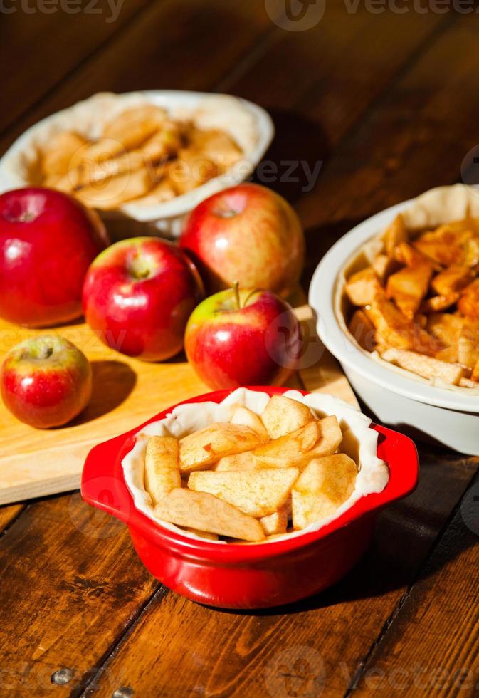 tres tartas de manzana cocinando en el horno foto