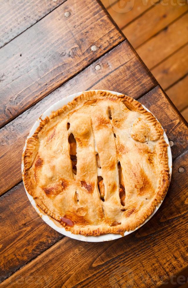 pastel de manzana recién horneado foto