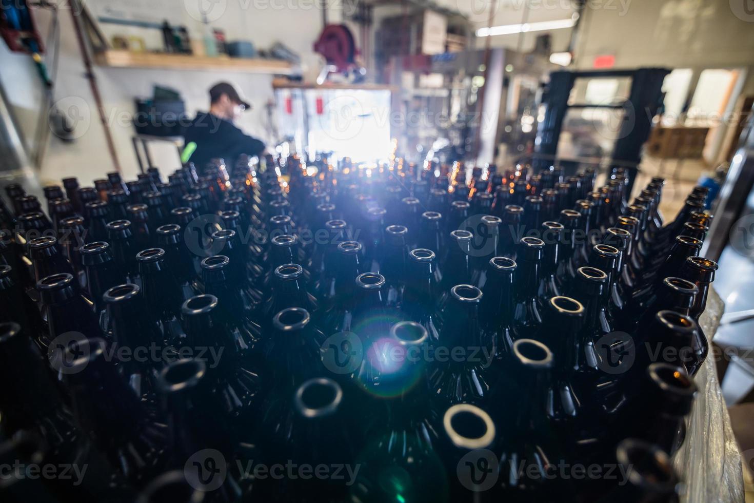 pila de botellas en microcervecería foto