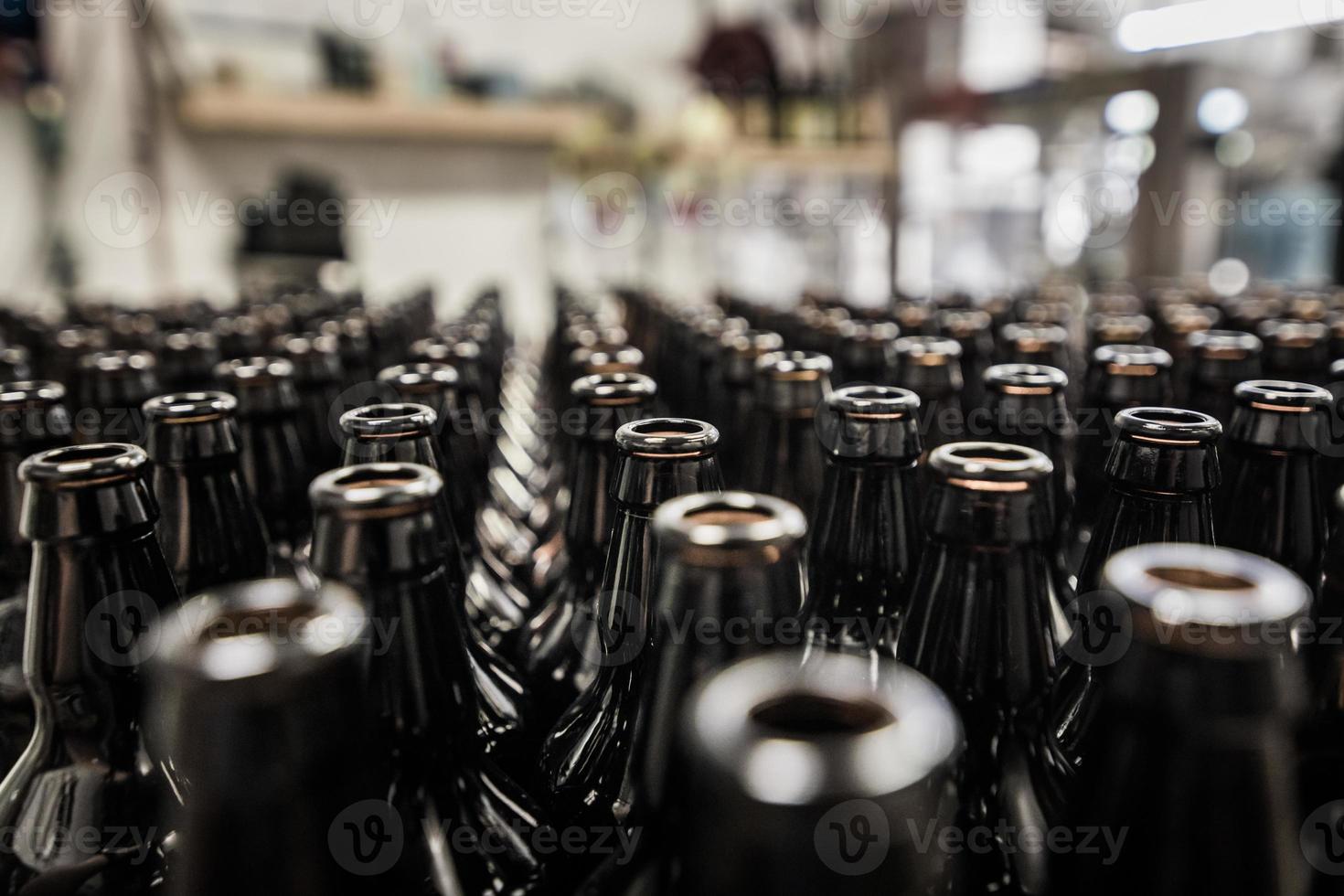 botellas de vidrio preparadas para embotellar foto