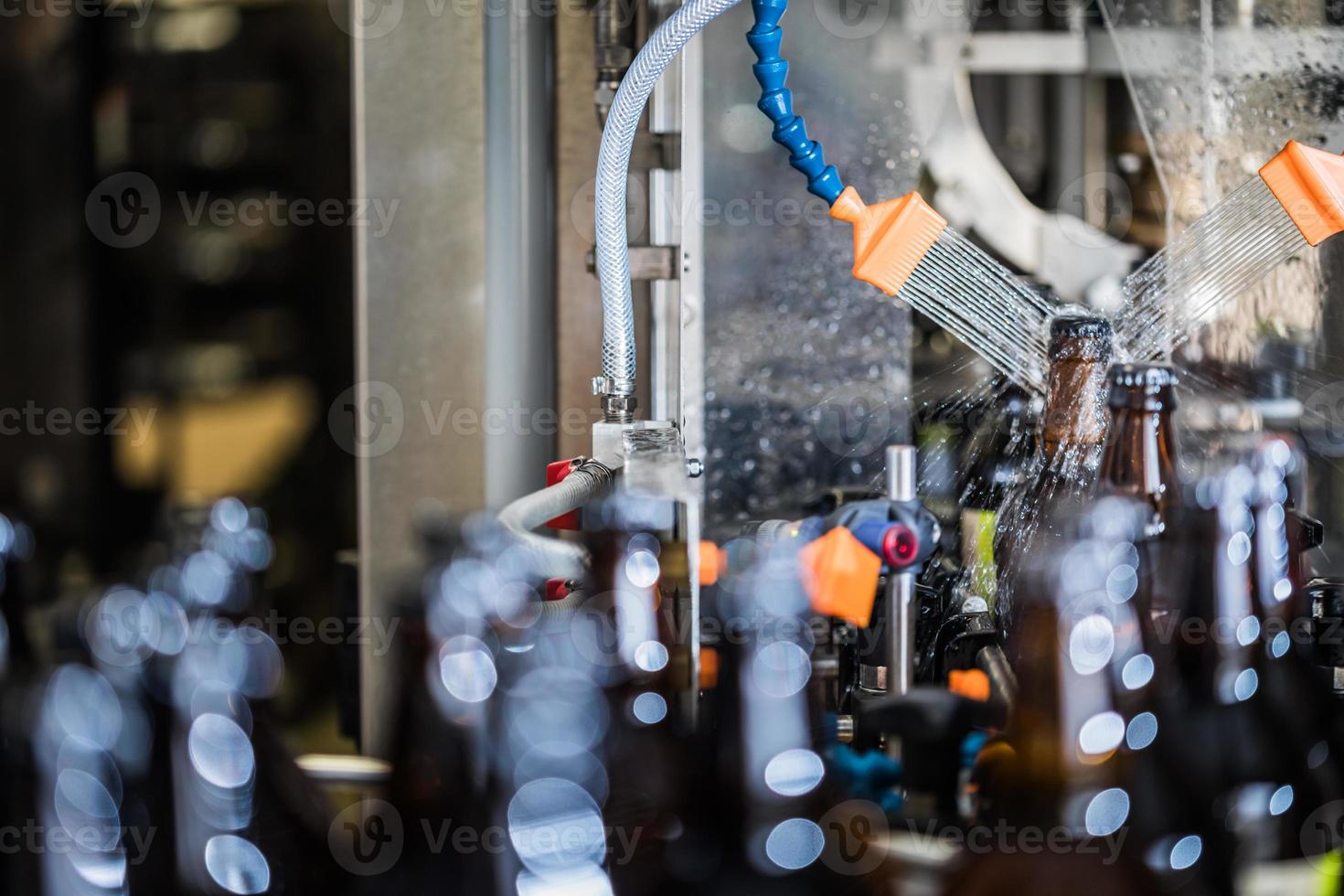 lavado de botellas después del llenado foto