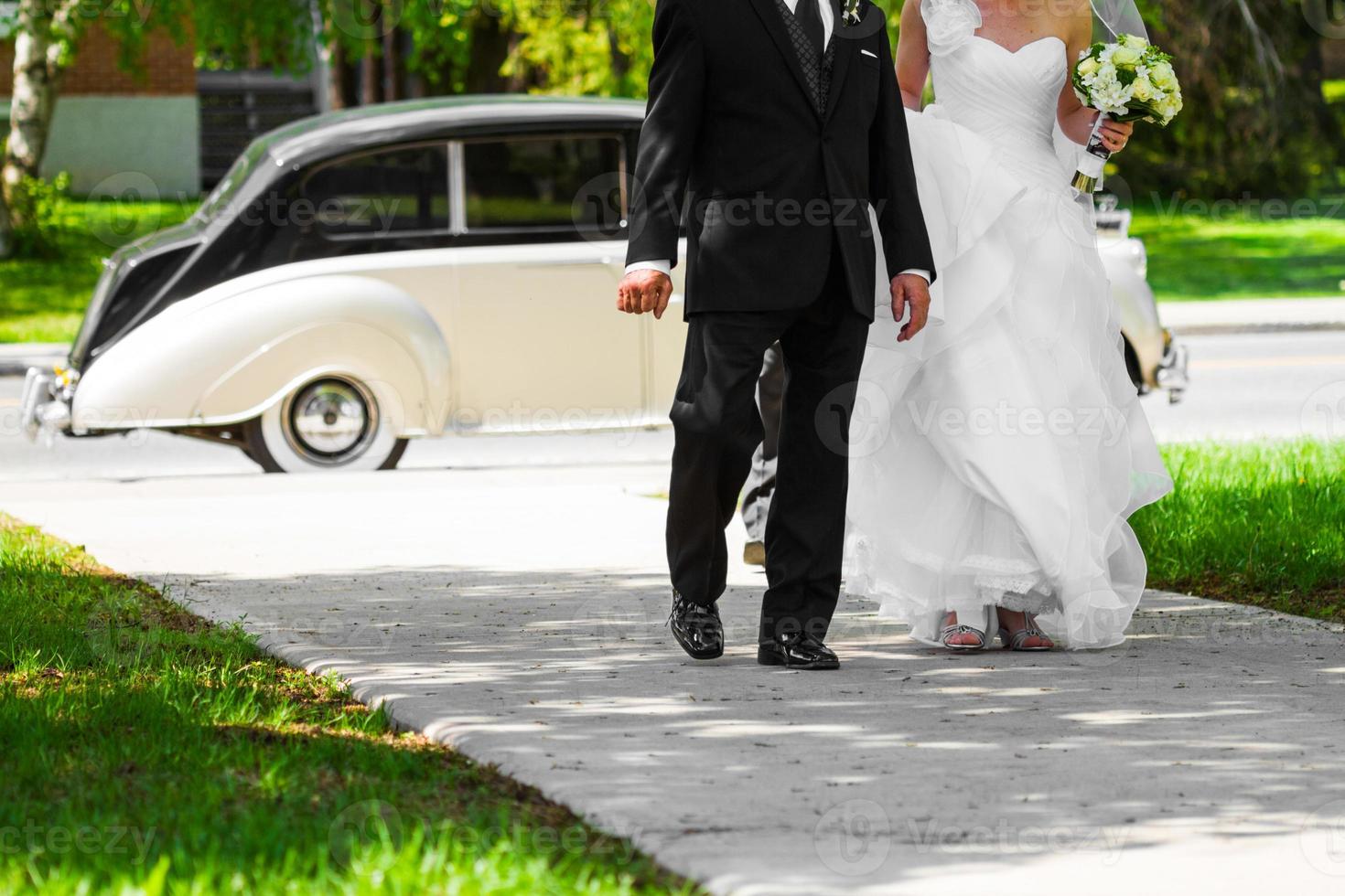 novia y su padre entrando dentro de la iglesia. 4294537 Foto de stock en  Vecteezy