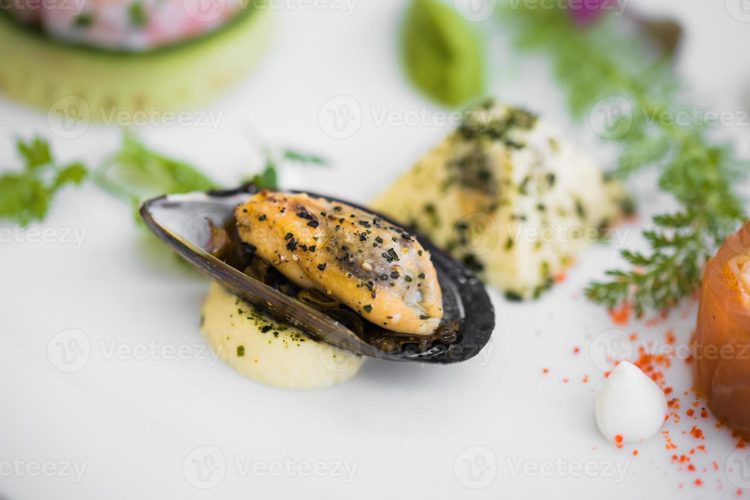 mejillones en plato de mariscos foto