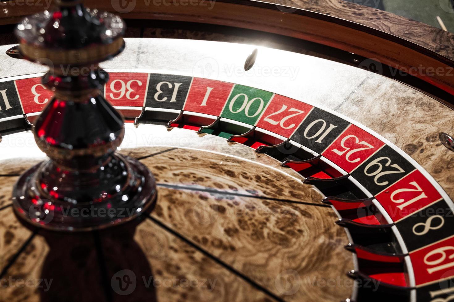 Detalles de la ruleta de madera brillante en un casino foto
