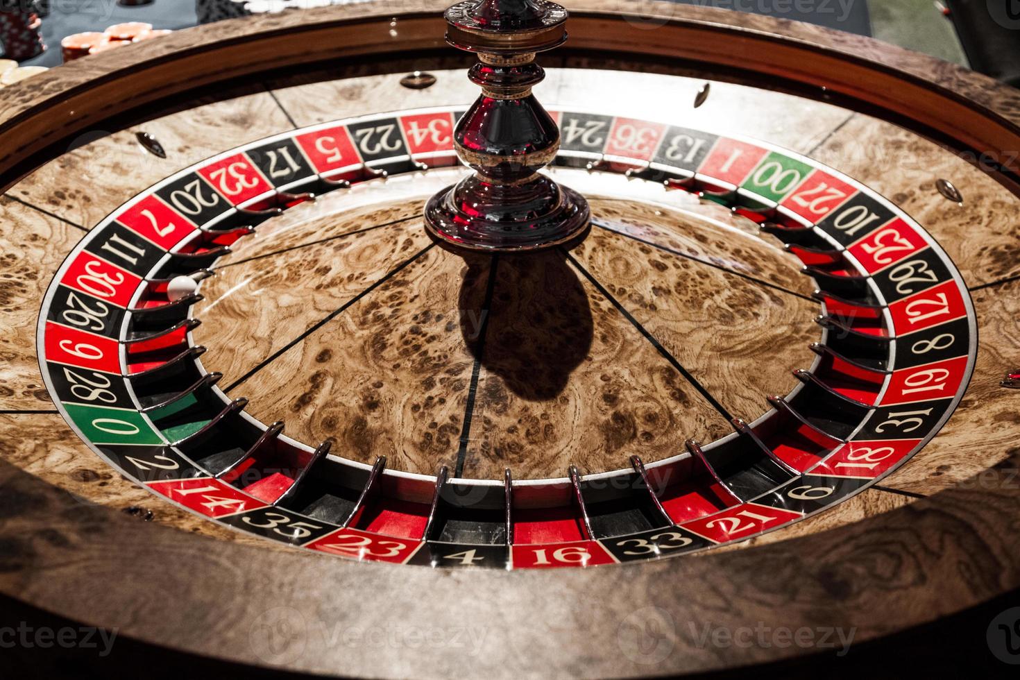 Detalles de la ruleta de madera brillante en un casino foto