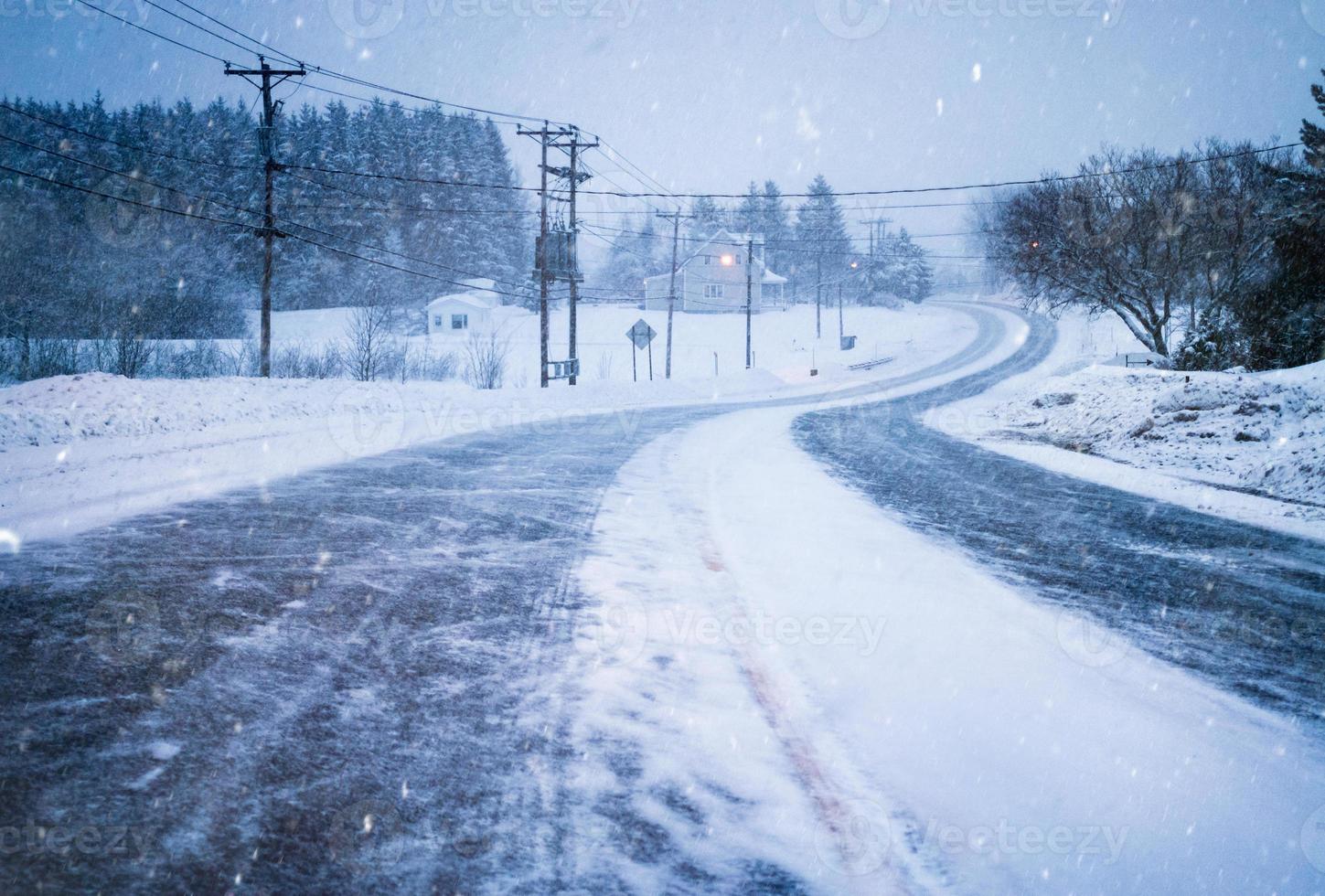 Carretera cerrada debido al mal tiempo y visibilidad durante la ventisca de invierno. foto