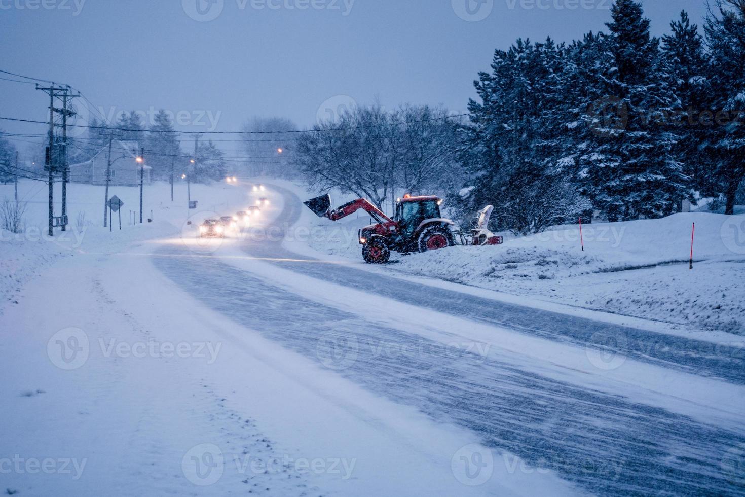 Blizzard en la carretera durante una fría noche de invierno en Canadá foto