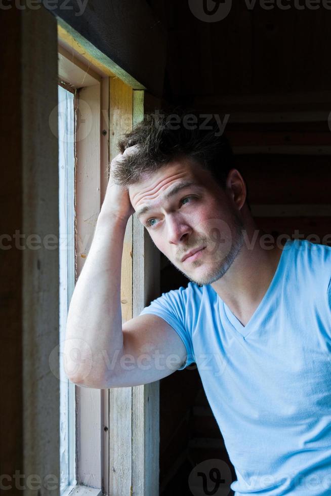 joven en la ventana foto