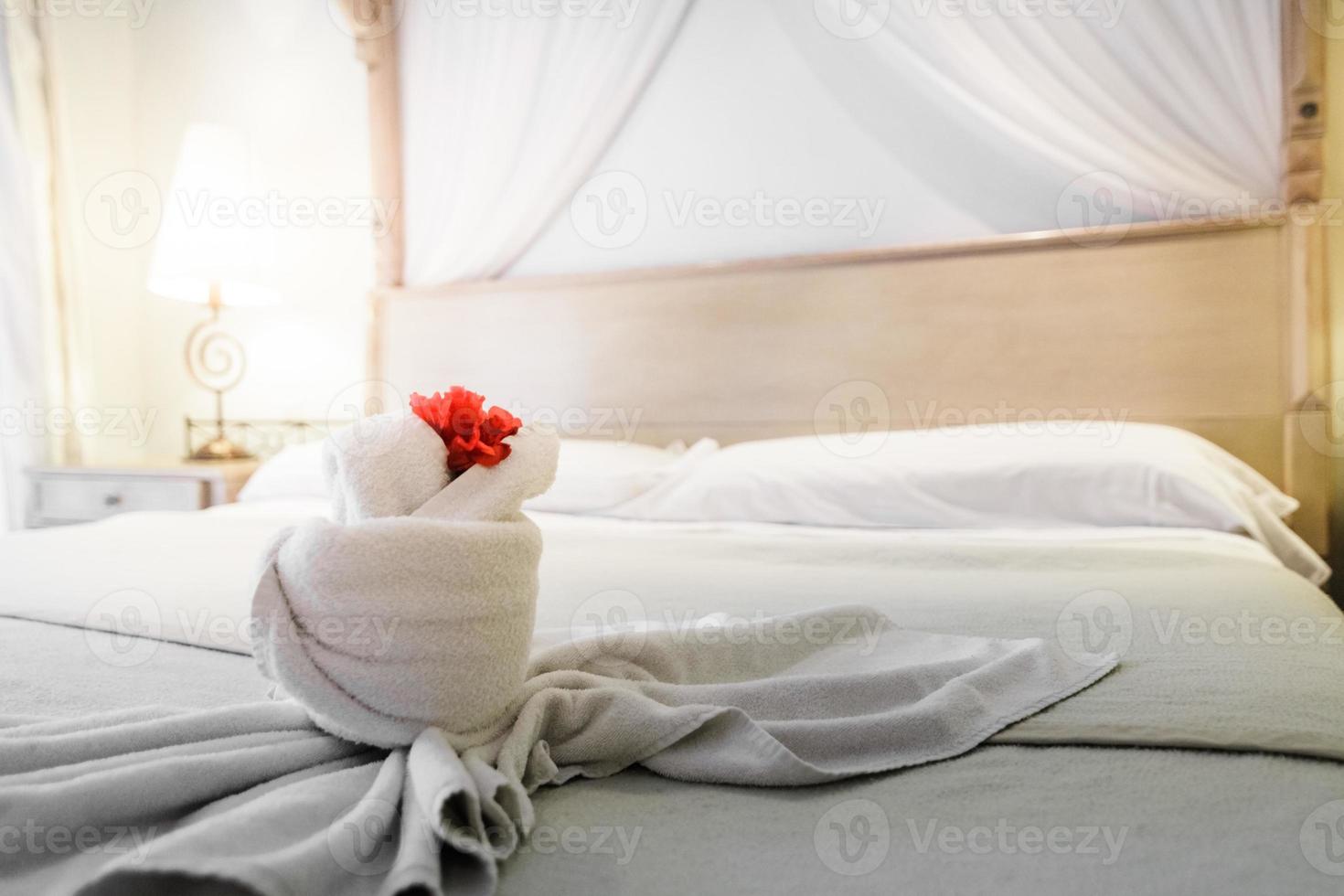 Primer plano de una cama preparada para turistas foto