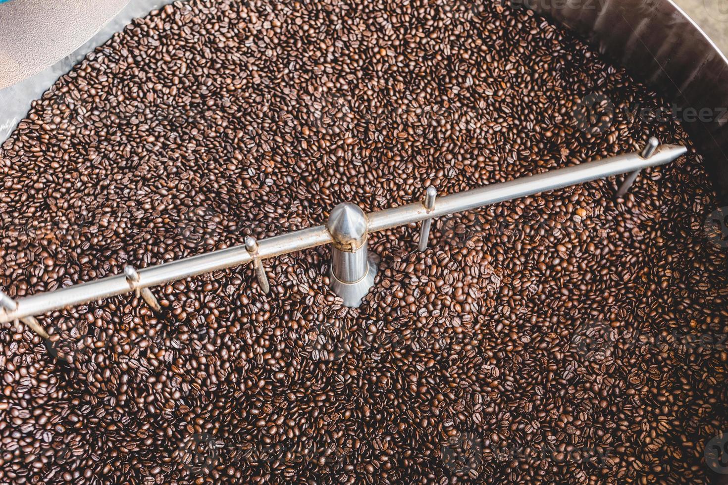 batidora cilíndrica con granos de café foto