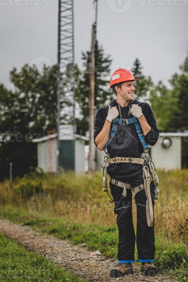 técnico de telecomunicaciones, hombre, en, uniforme, con, arnés foto