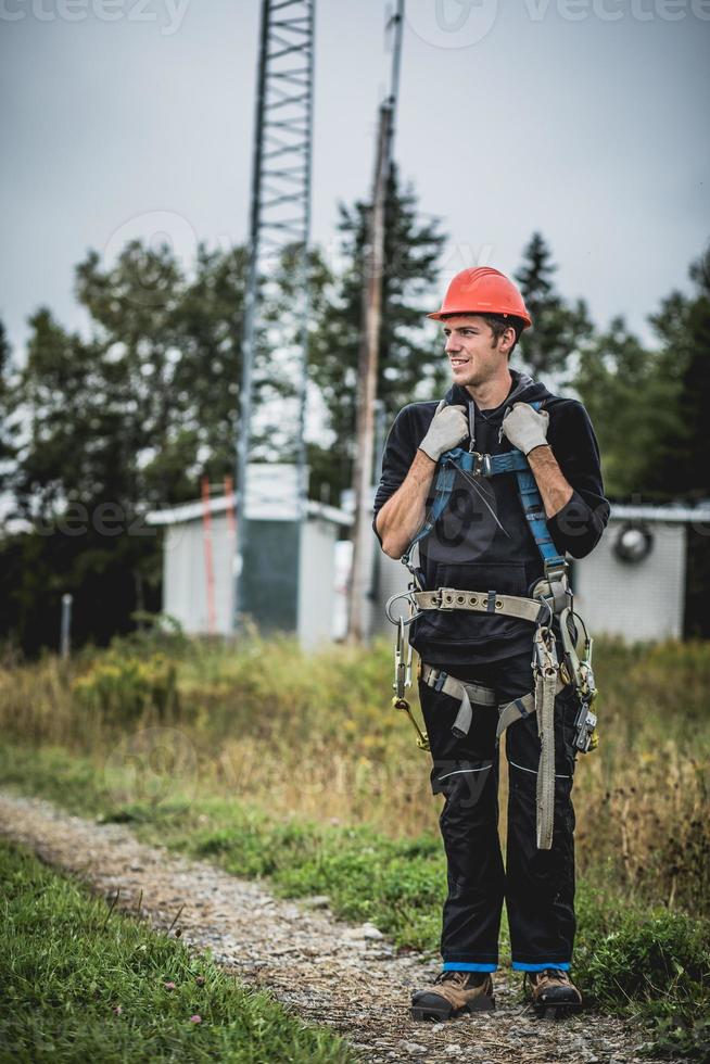 técnico de telecomunicaciones, hombre, en, uniforme, con, arnés foto