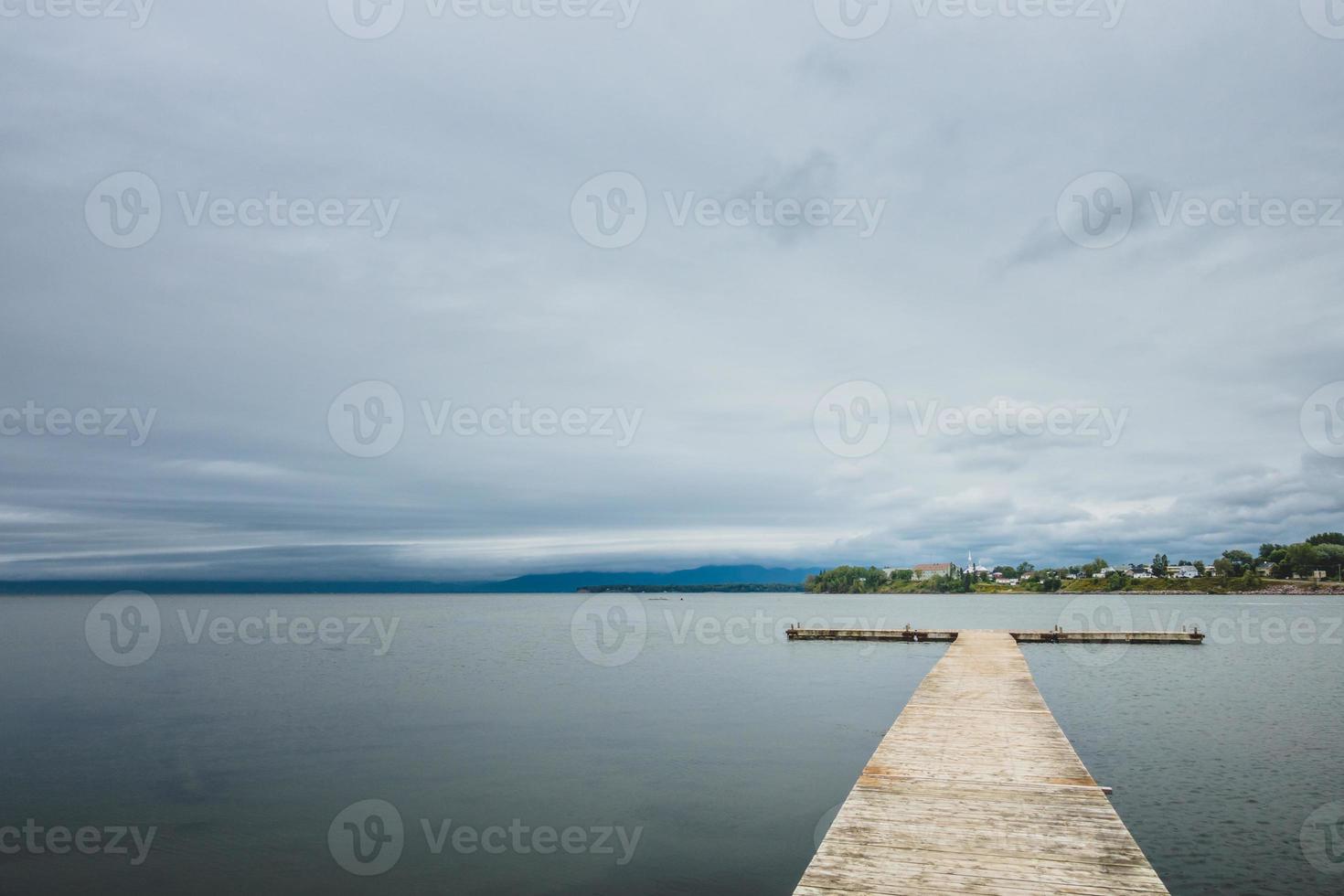 muelle de madera en el océano en día nublado en gaspe. foto