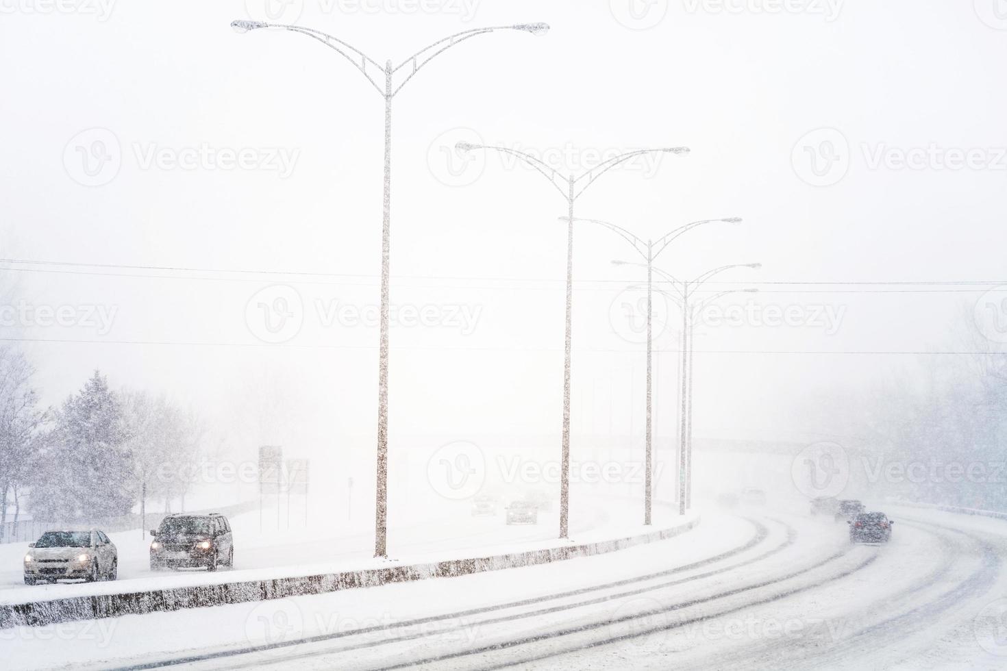 perturbadora luz del atardecer y tormenta de nieve en la carretera foto