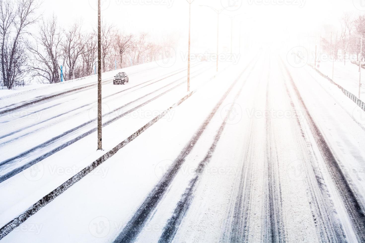 perturbadora luz del atardecer y tormenta de nieve en la carretera foto