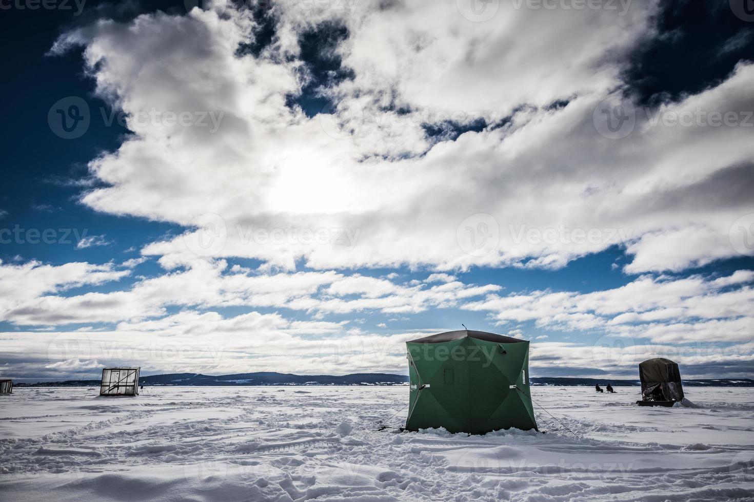 Choza de pesca con olor a hielo durante un frío pero soleado día de invierno en Quebec foto