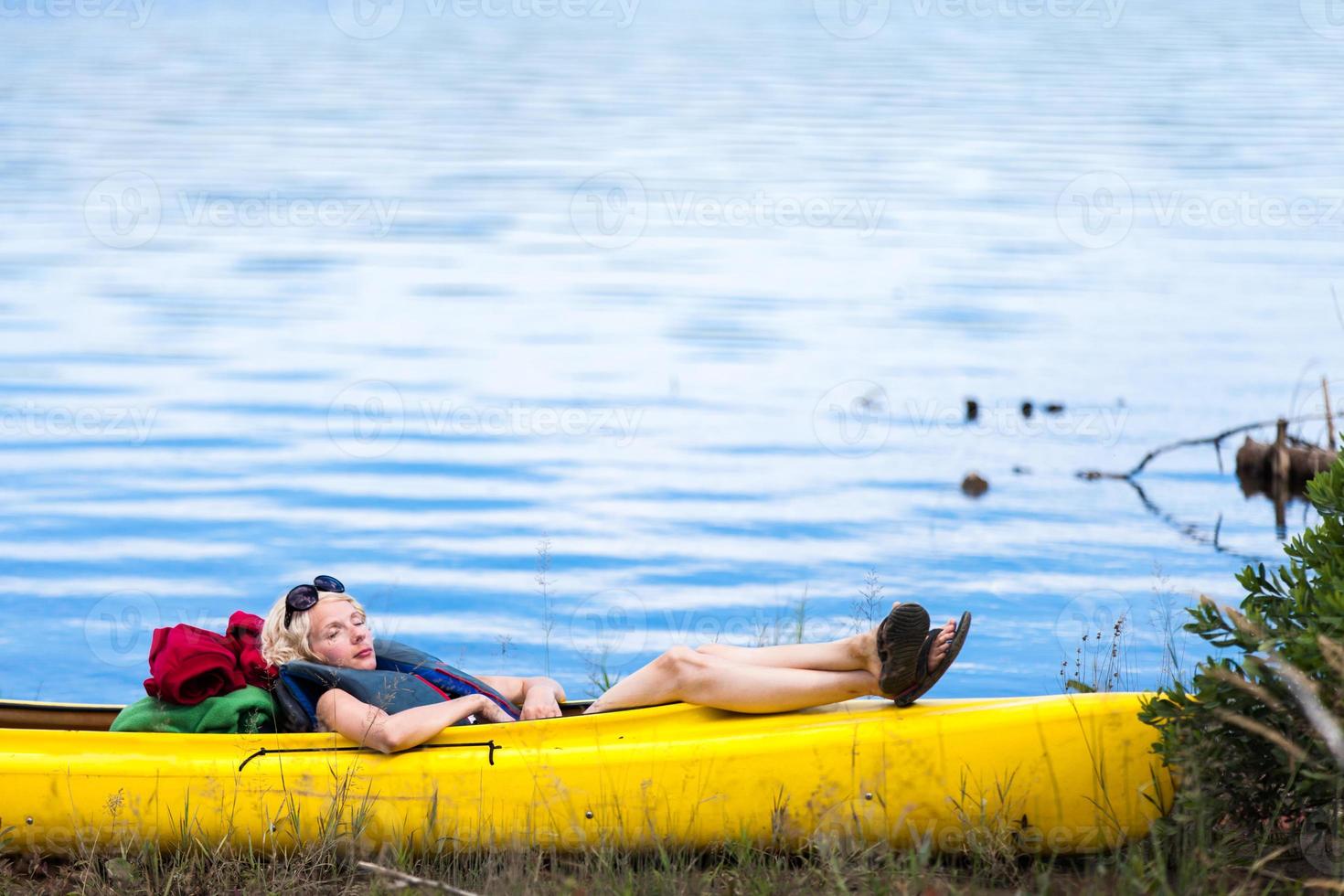 mujer cansada durmiendo en un kayak foto