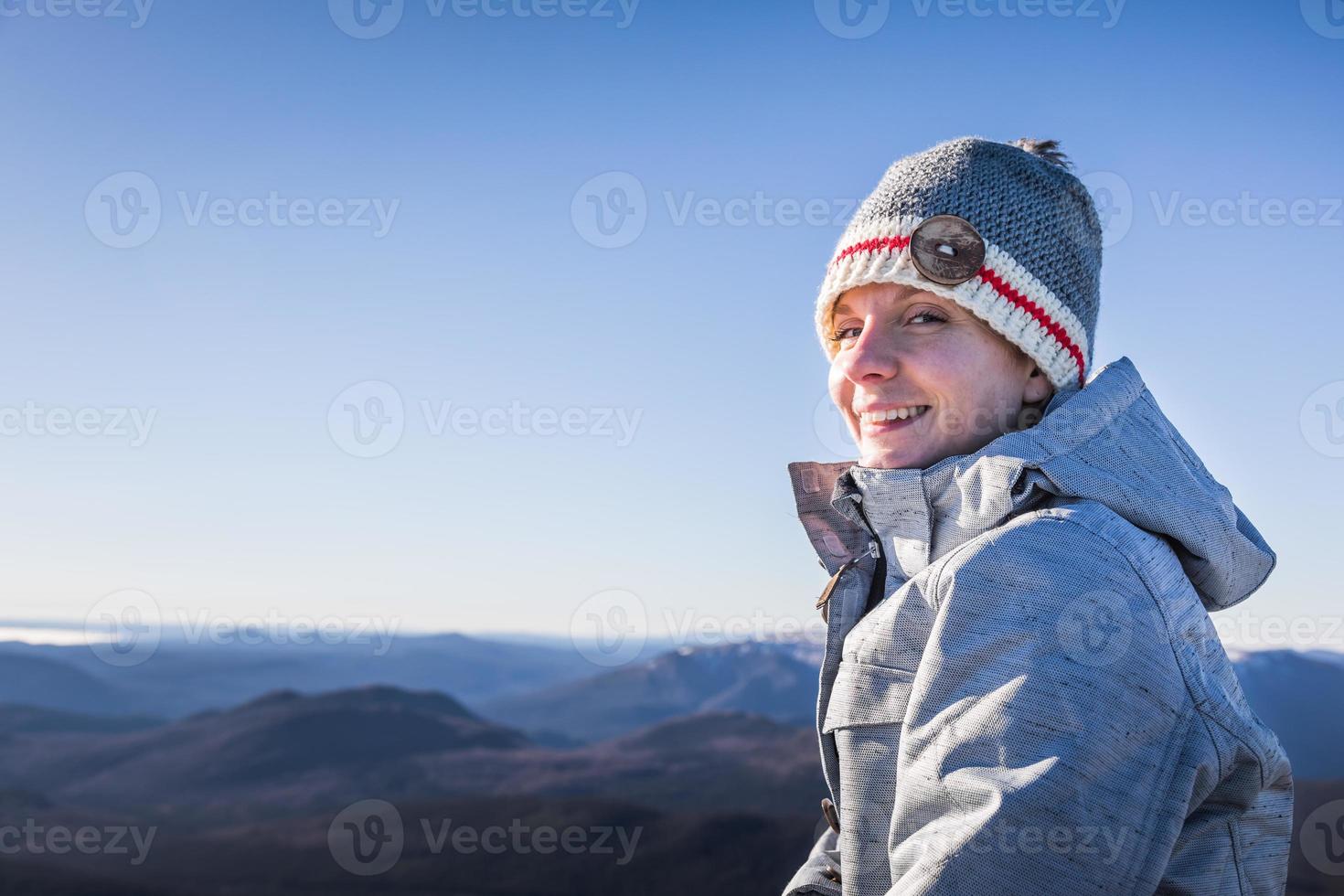 Mujer feliz disfrutando de la vista de la cumbre de la montaña Richardson foto