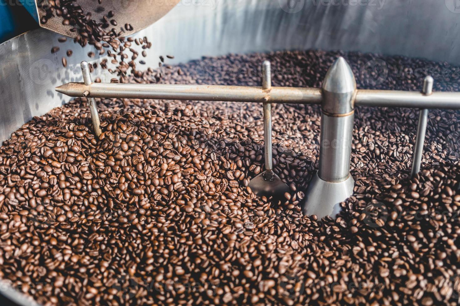 cilindro de enfriamiento que mezcla granos de café calientes tostados foto