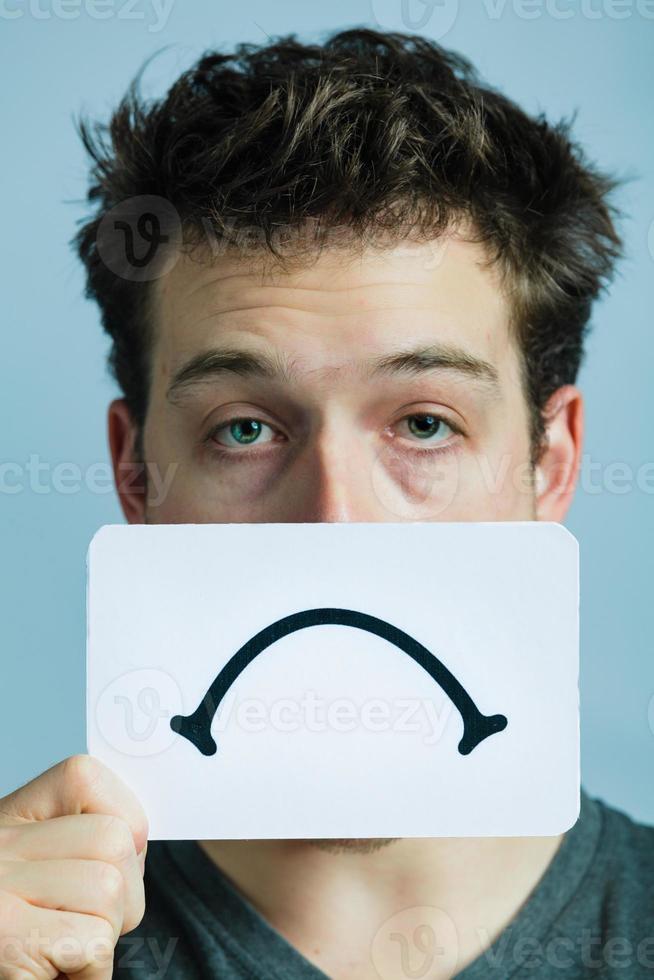 retrato infeliz de alguien sosteniendo un tablero de estado de ánimo triste foto