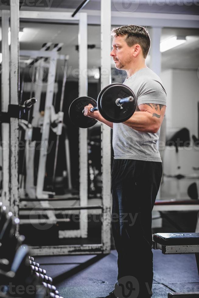 culturista levantando pesas en el gimnasio. foto