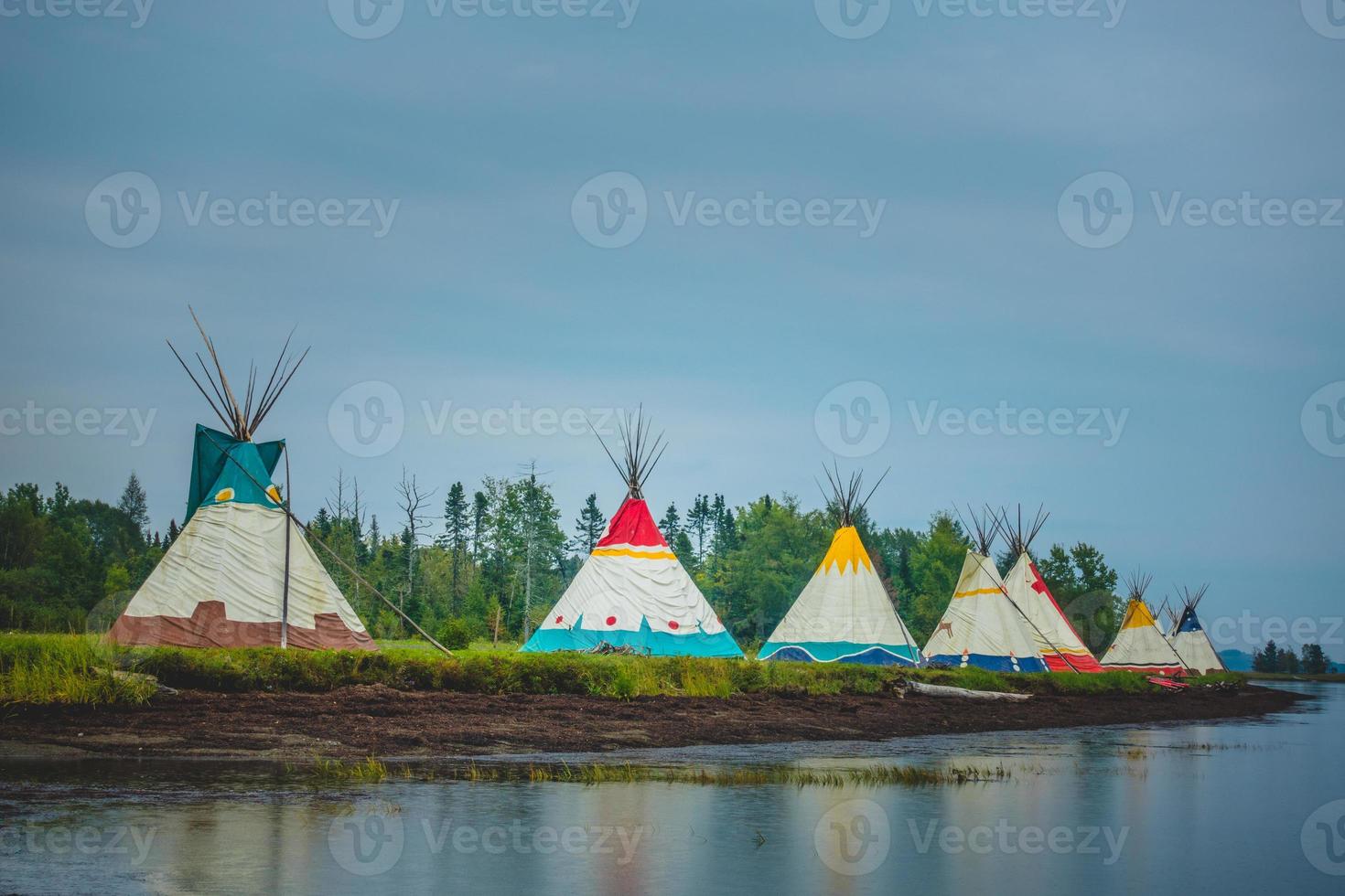 instalación de casas tradicionales de nativos americanos foto