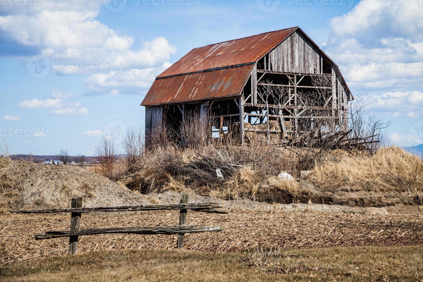 antiguo granero abandonado foto