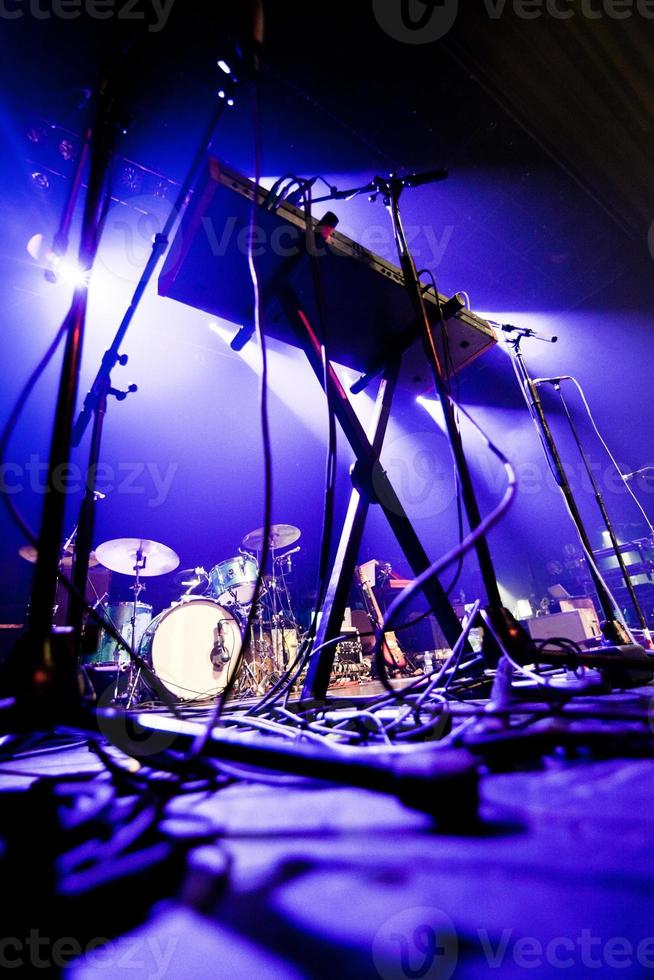 Imagen oscura de un escenario listo para una actuación en vivo de una banda de música foto