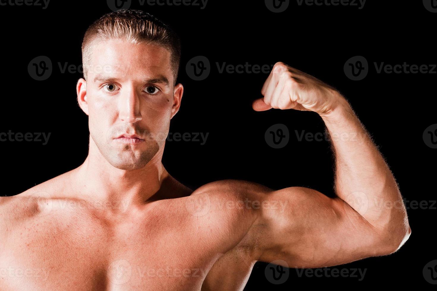 hombre mostrando bíceps foto