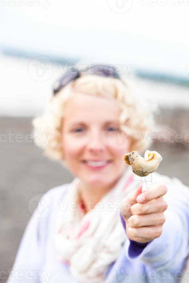 mujer joven comiendo un buccino foto