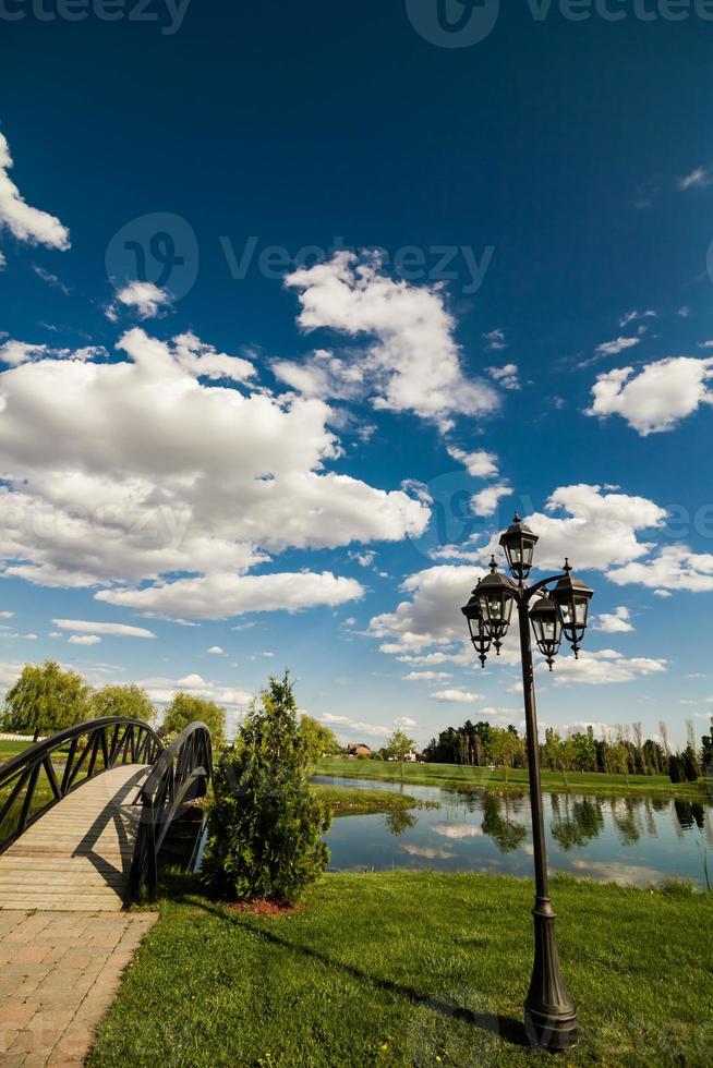 pequeño puente sobre un estanque foto