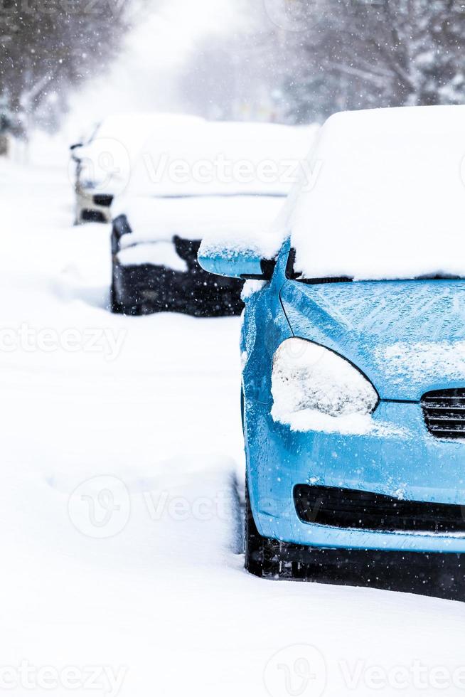 Autos estacionados en un día de invierno con tormenta de nieve foto