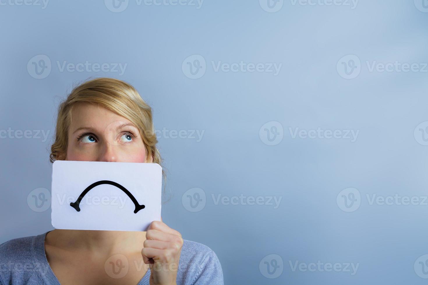 retrato infeliz de alguien sosteniendo un tablero de estado de ánimo triste foto